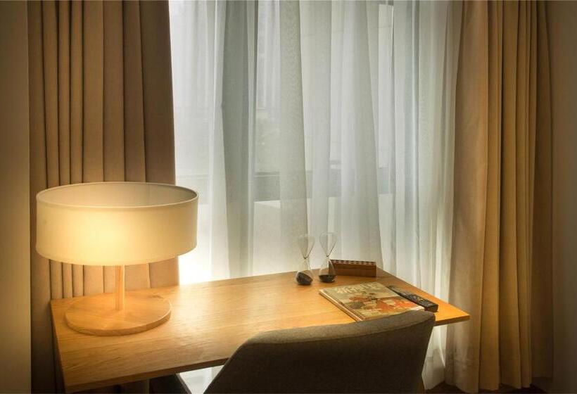 سوییت اجرایی, David S Deer