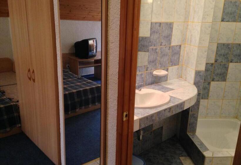 Четырехместный Номер Стандарт с Балконом, Asthmahotel Abaliget