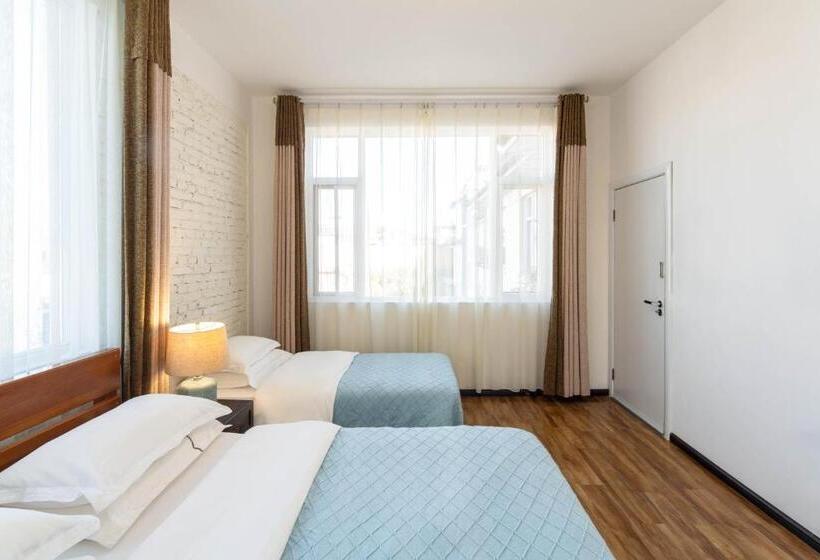 חדר משפחתי, Dali Garden