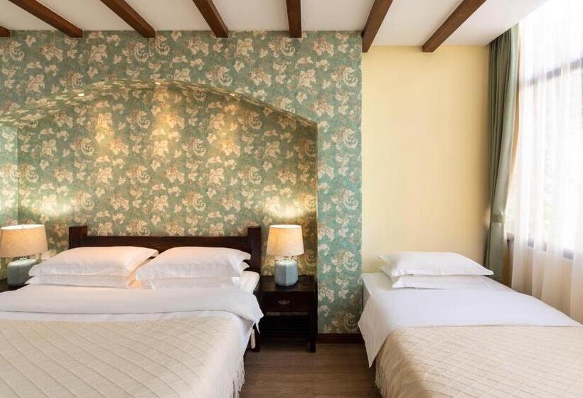 חדר משפחתי, Dali Garden