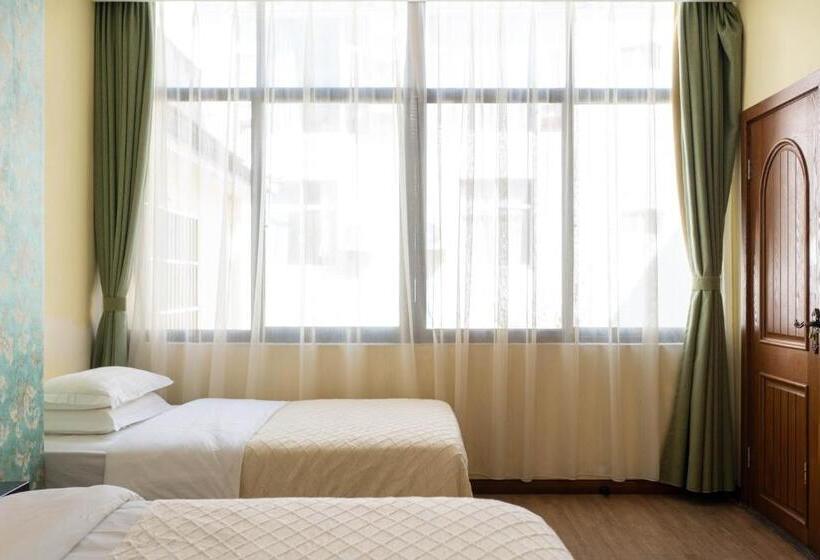 חדר משפחתי, Dali Garden