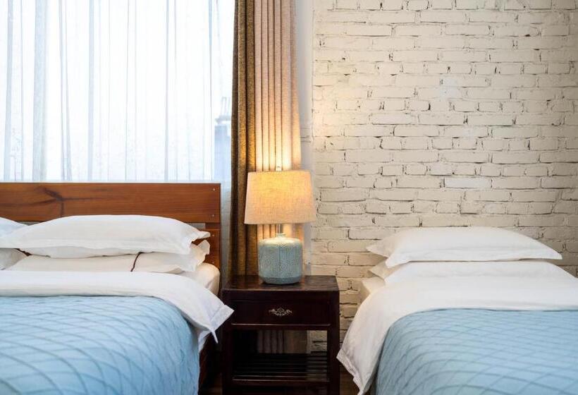 חדר משפחתי, Dali Garden