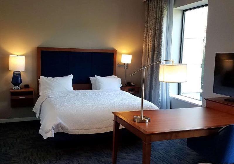 غرفة قياسية سرير كينج, Hampton Inn & Suites Newburgh Stewart Airport