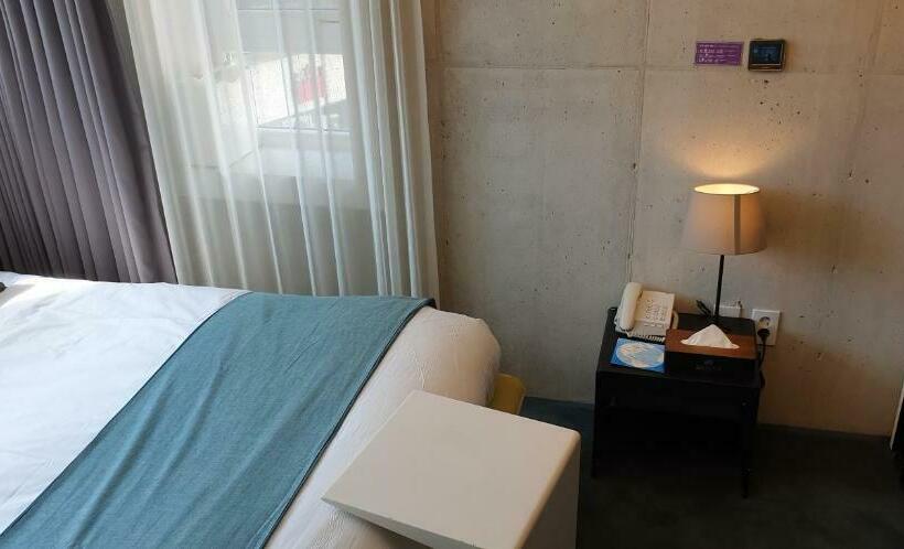 Büyük Çift Kişilik Yataklı Standart Oda, Cocomo