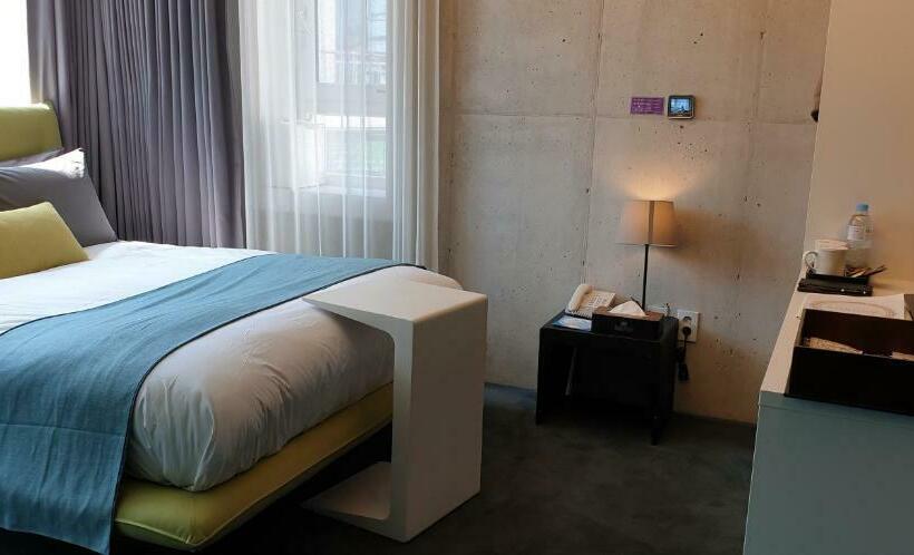 Büyük Çift Kişilik Yataklı Standart Oda, Cocomo