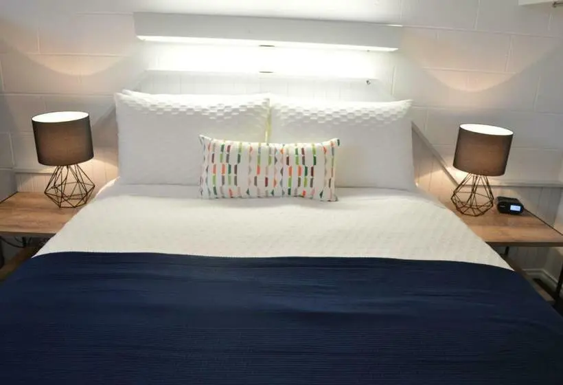 スタンダードスタジオ, Penguin Seaside Motel