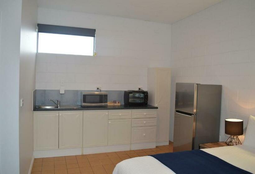 Escritório Estándar, Penguin Seaside Motel