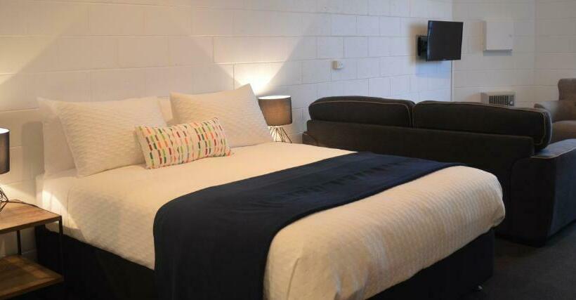 标准工作室, Penguin Seaside Motel