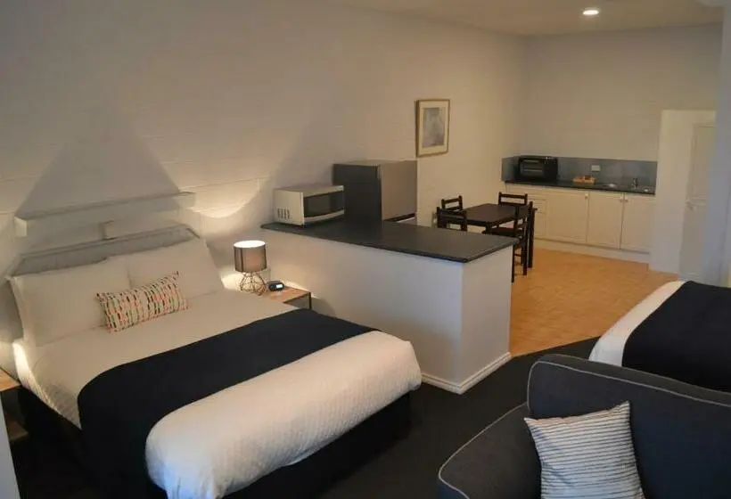 スタンダードスタジオ, Penguin Seaside Motel