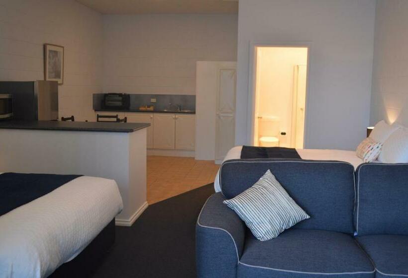 标准工作室, Penguin Seaside Motel