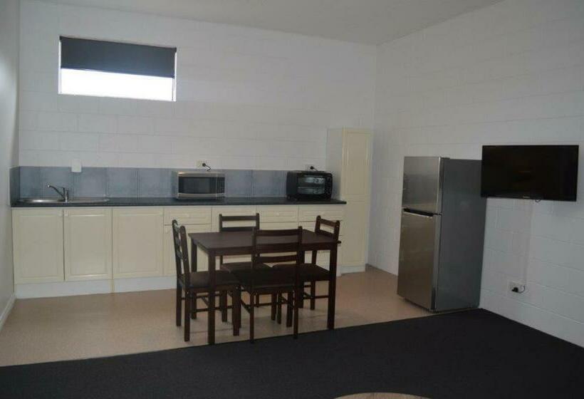 Escritório Estándar, Penguin Seaside Motel