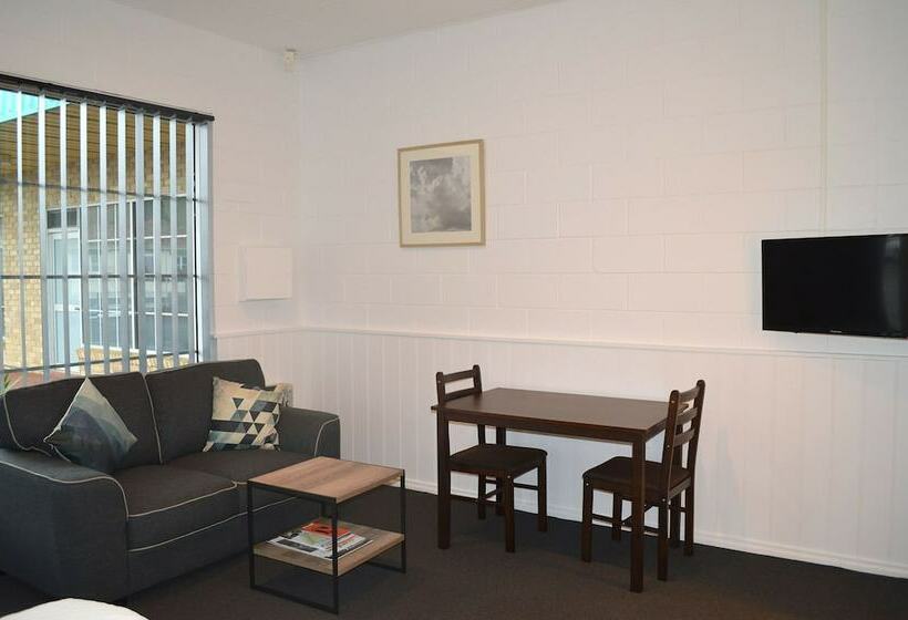 Escritório Estándar, Penguin Seaside Motel