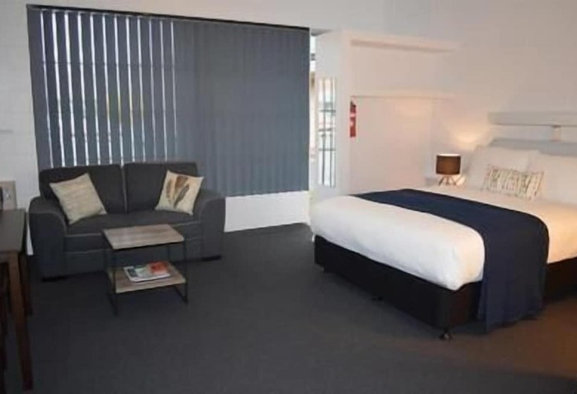 标准工作室, Penguin Seaside Motel