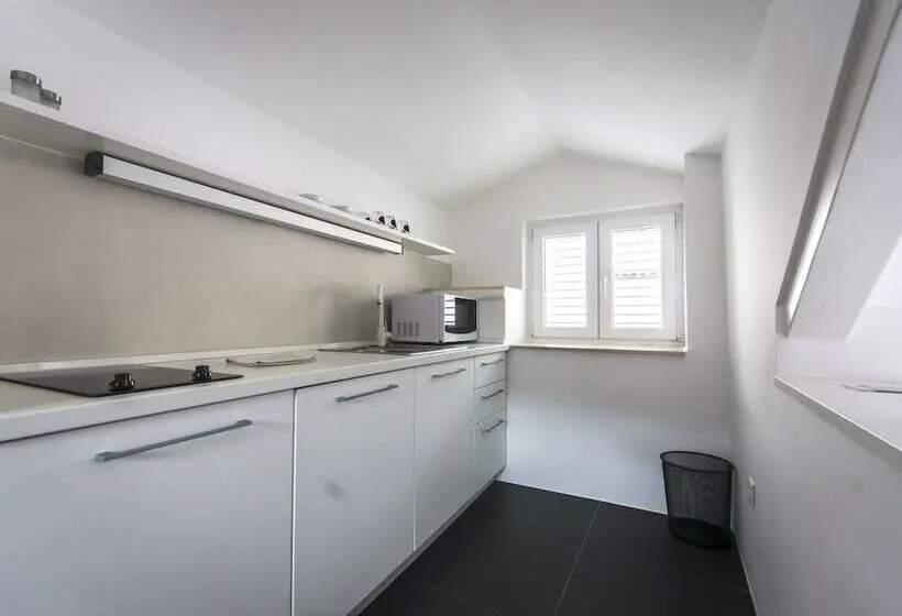 デラックススタジオ, Apartments And Rooms Lejletul