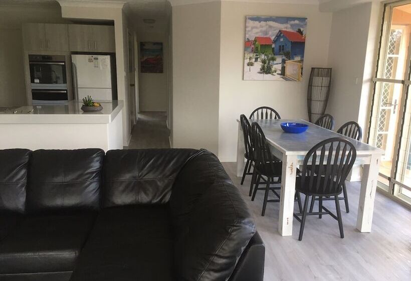 آپارتمان خانوادگی, Sea Breeze On Main Beach