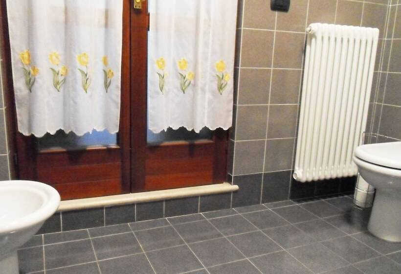 اتاق استاندارد با سرویس بهداشتی مشترک, Art&coffee