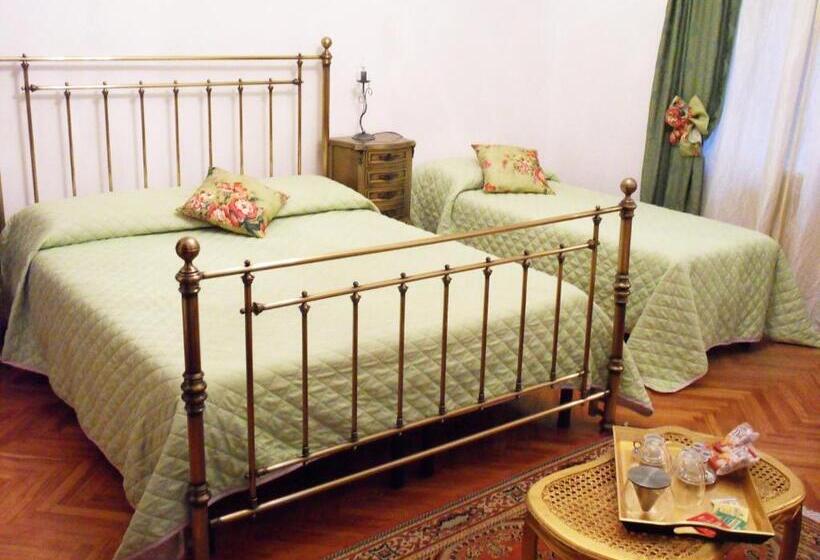 اتاق سه‌نفرۀ استاندارد با سرویس بهداشتی بیرون از اتاق, Art&coffee