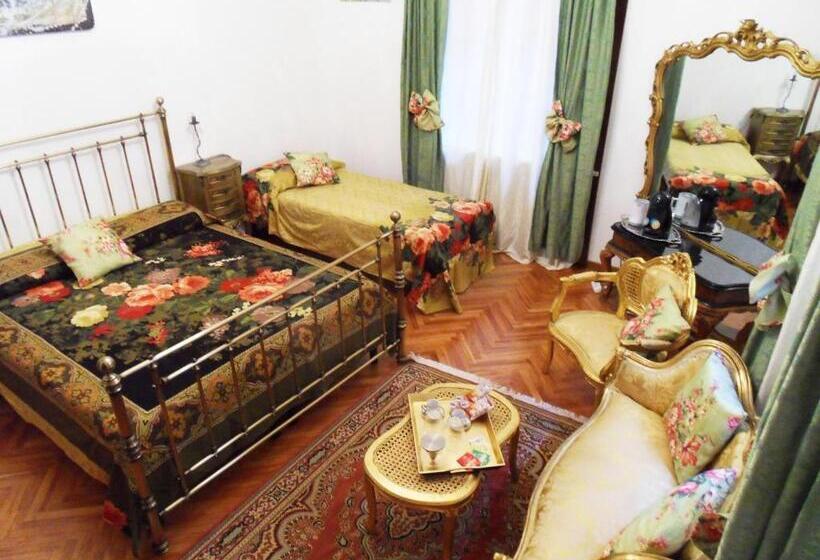 اتاق سه‌نفرۀ استاندارد با سرویس بهداشتی بیرون از اتاق, Art&coffee