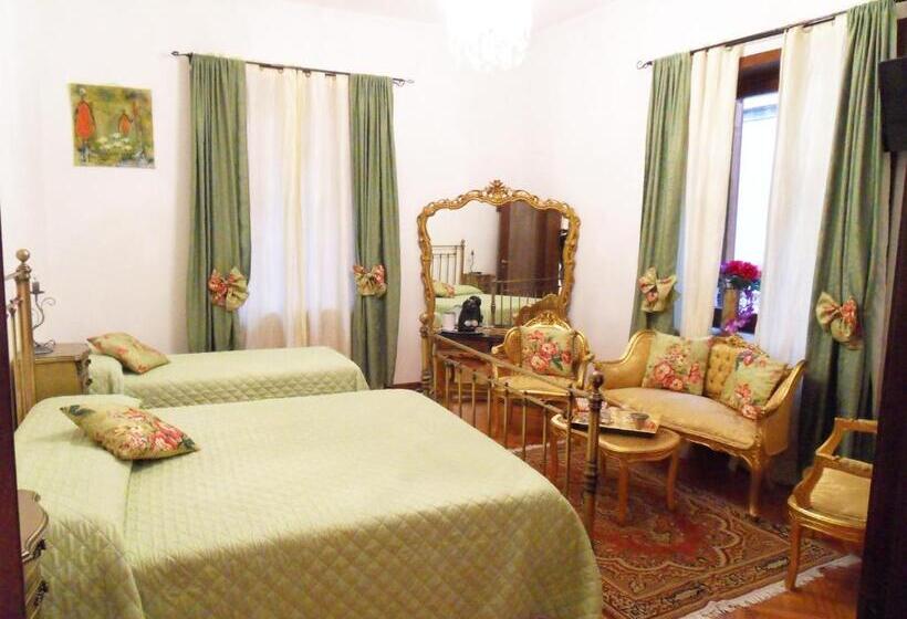 اتاق سه‌نفرۀ استاندارد با سرویس بهداشتی بیرون از اتاق, Art&coffee