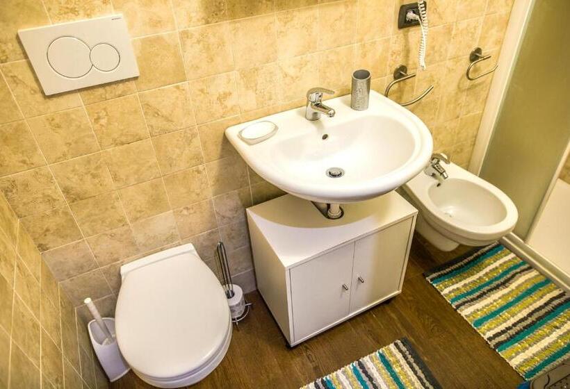 اتاق سه‌نفرۀ استاندارد با سرویس بهداشتی بیرون از اتاق, Art&coffee