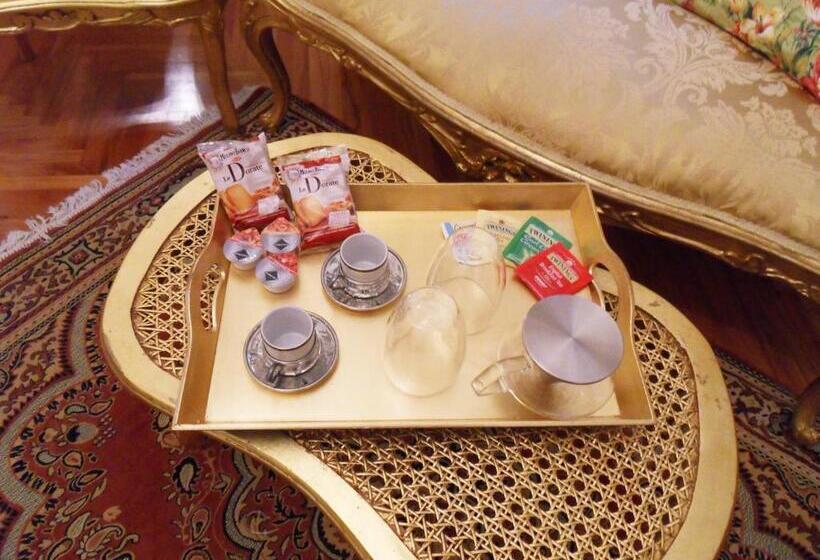 اتاق سه‌نفرۀ استاندارد با سرویس بهداشتی بیرون از اتاق, Art&coffee