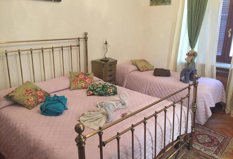 اتاق سه‌نفرۀ استاندارد با سرویس بهداشتی بیرون از اتاق, Art&coffee