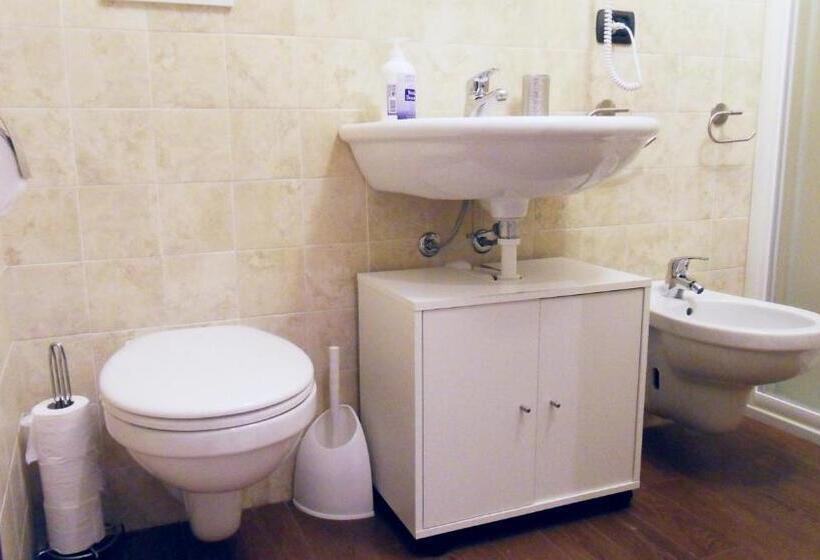 اتاق سه‌نفرۀ استاندارد با سرویس بهداشتی بیرون از اتاق, Art&coffee