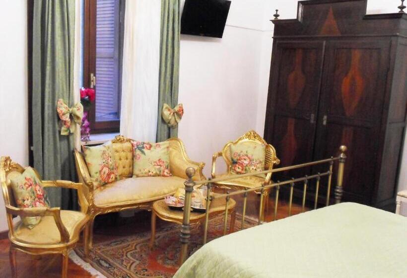 اتاق سه‌نفرۀ استاندارد با سرویس بهداشتی بیرون از اتاق, Art&coffee