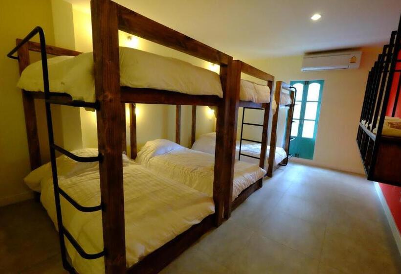 Standard Quadruple Room with Bunk Beds, Siri Poshtel Bangkok