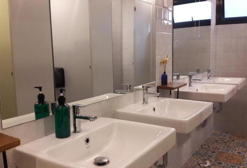 اتاق استاندارد چهارنفره با سرویس بهداشتی مشترک, Siri Poshtel Bangkok