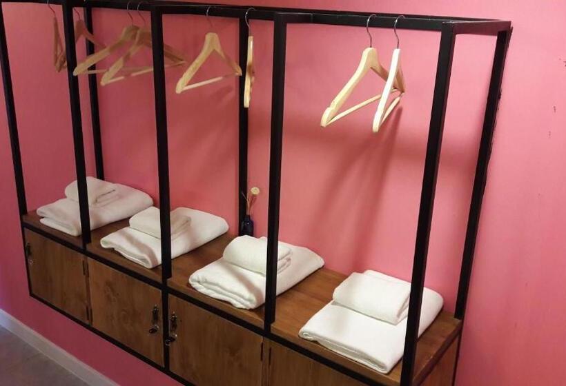 اتاق استاندارد چهارنفره با سرویس بهداشتی مشترک, Siri Poshtel Bangkok