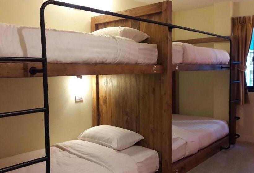 اتاق استاندارد چهارنفره با سرویس بهداشتی مشترک, Siri Poshtel Bangkok