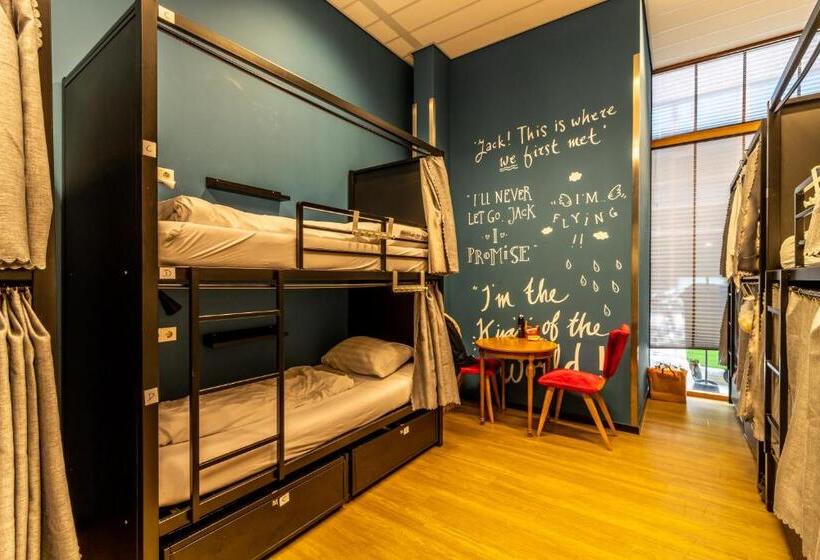 מיטה בחדר משותף, Hostelle   Women Only Hostel Amsterdam