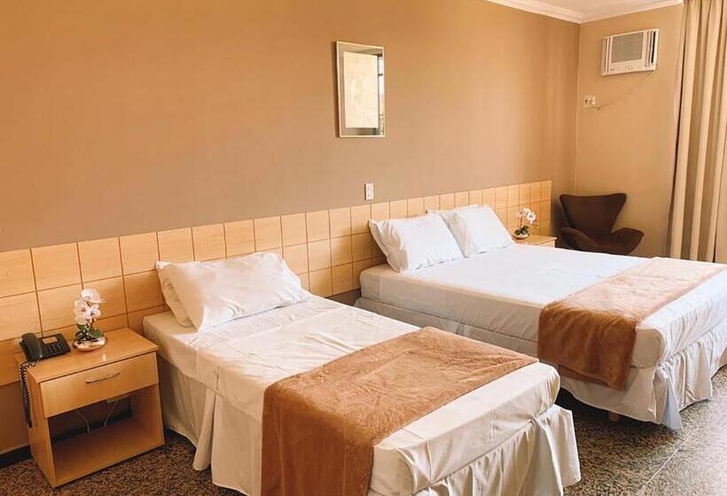 디럭스 트리플 룸, Diplomat