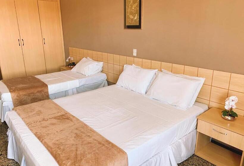 חדר דלוקס לשלושה, Diplomat