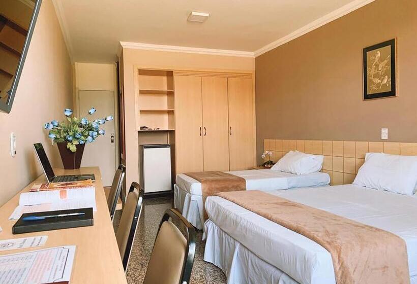 디럭스 트리플 룸, Diplomat