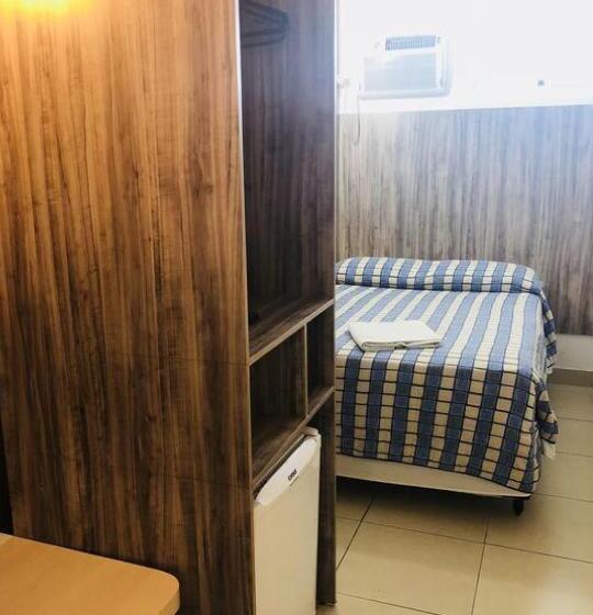 이코노미 룸, Diplomat