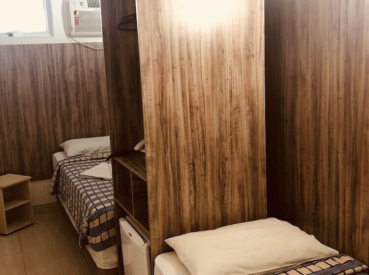 이코노미 룸, Diplomat