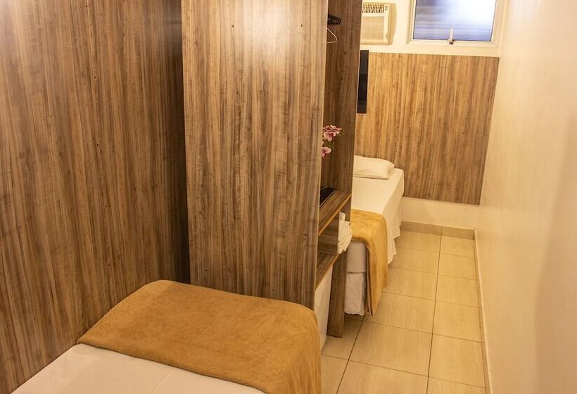 이코노미 룸, Diplomat