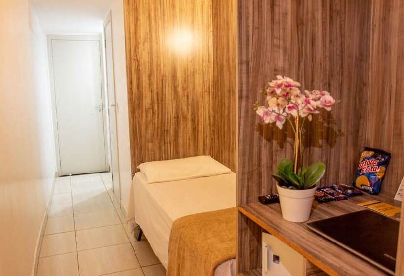 이코노미 룸, Diplomat