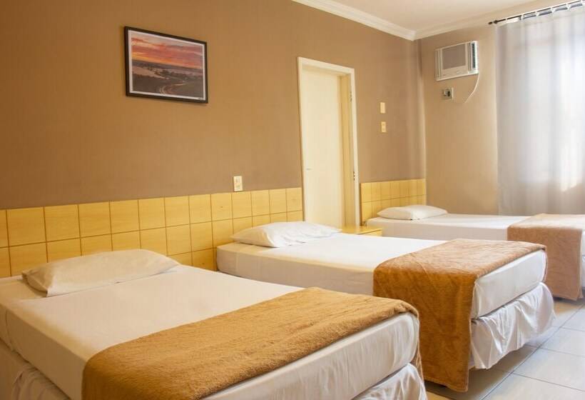 디럭스 트리플 룸, Diplomat