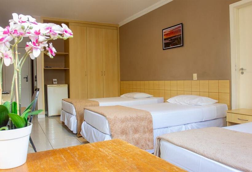 חדר דלוקס לשלושה, Diplomat