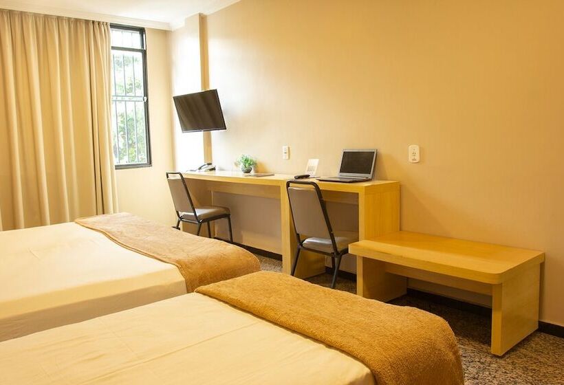 디럭스 트리플 룸, Diplomat