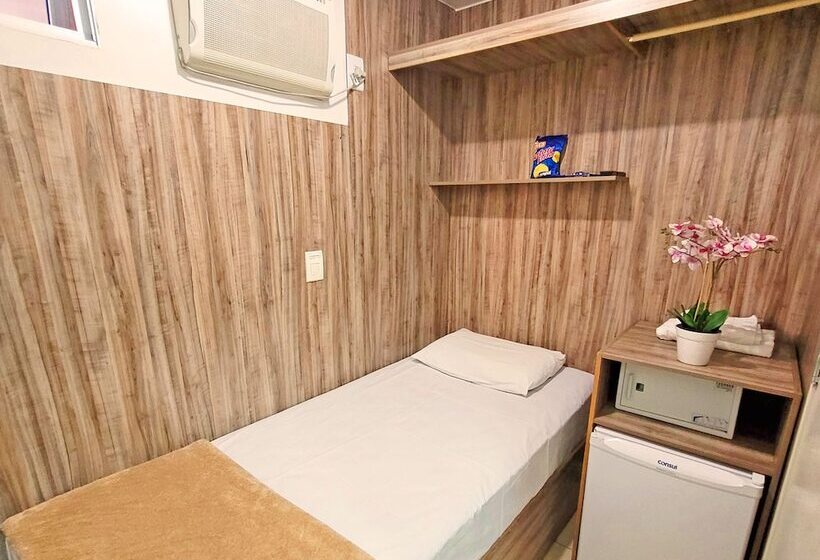 이코노미 룸, Diplomat