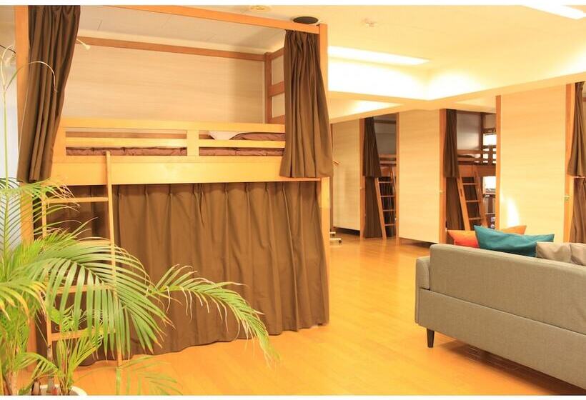 Кровать в Общей Комнате, T And K Hostel Kobe Sannomiya East
