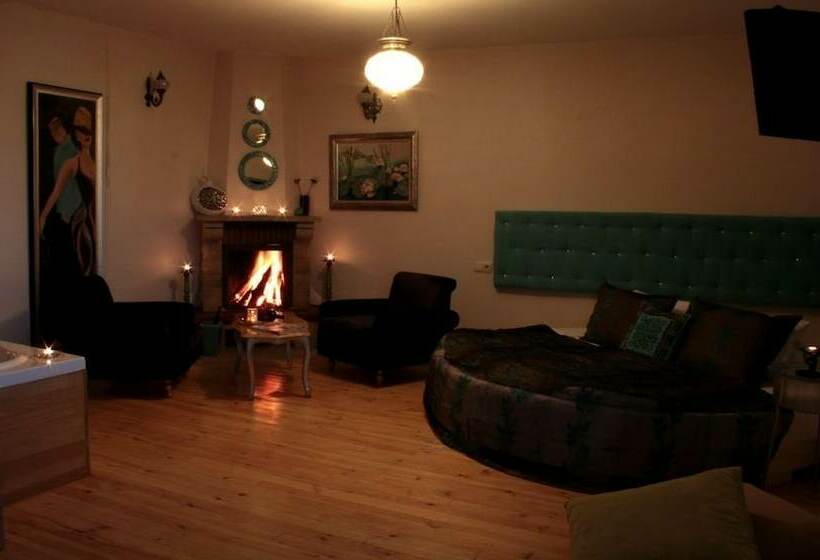 اتاق لوکس با وان آب گرم, Villa Pine Garden