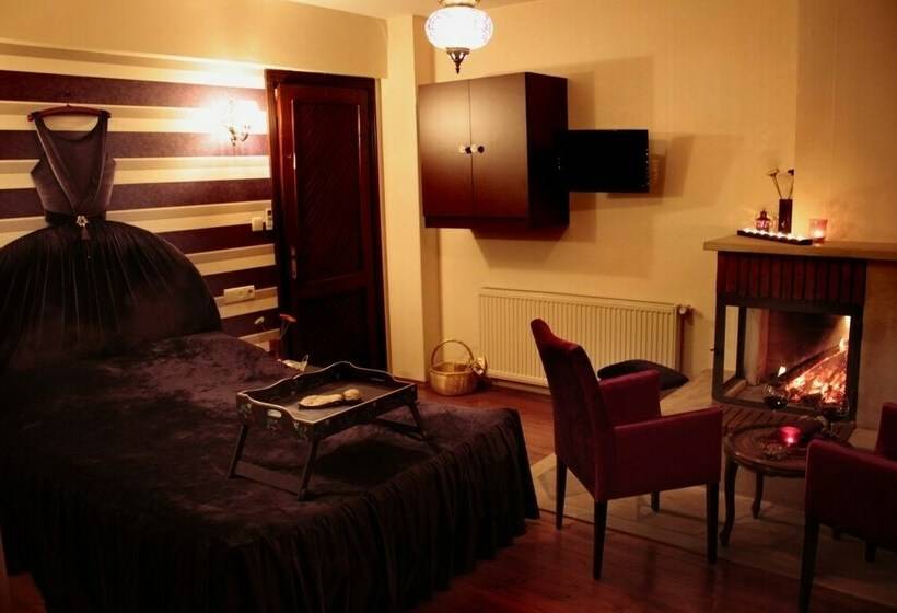 اتاق لوکس با وان آب گرم, Villa Pine Garden