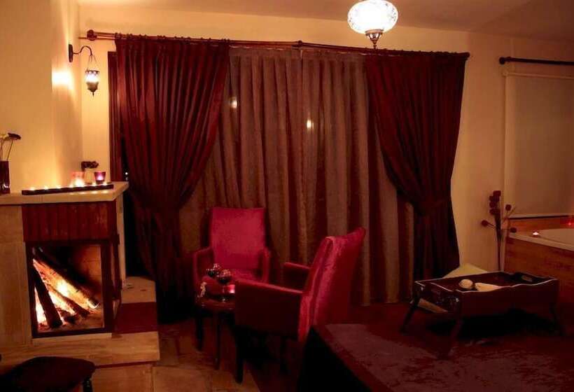 اتاق لوکس با وان آب گرم, Villa Pine Garden