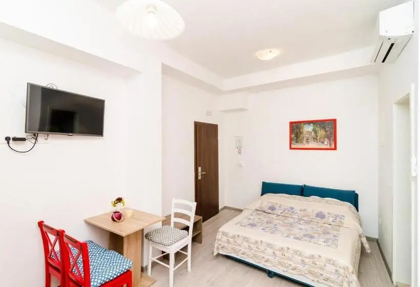 اتاق راحتی سه تخته, Rooms Tezoro