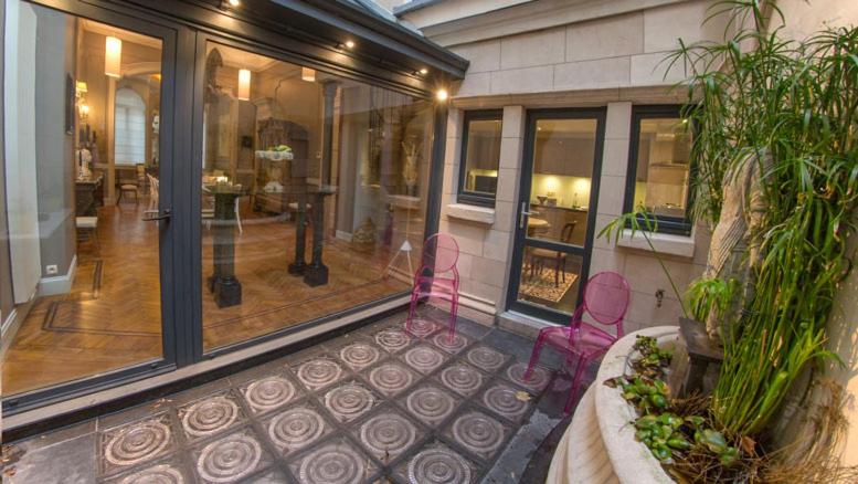 اتاق استاندارد, Louise Sur Cour